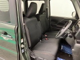 【フロントシート】ゆったり座れるベンチシートを採用しており、アームレストも装備していますので快適です。