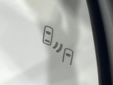 【ブラインドスポットモニター】走行中、ドアミラーの死角になりやすい箇所に後続車が接近するとサイドミラーのレンズに警告を表示!ドライバーに注意喚起をしてくれます。