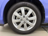スポーティな印象を与える純正ホイールです。どこまでも走っていきたくなるようなデザインですね♪