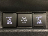 【両側パワースライドドア】スマートキーや運転席のスイッチで後席両側スライドドアの開閉が可能♪電動だから力を入れてドアを開ける必要が無く、小さなお子様でも簡単に開け閉めでき快適です♪