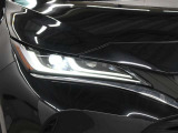 「アダプティブハイビームシステム(AHS)」が装備。LEDの配光範囲を細やかに制御し、先行車や対向車に光が当たる部分だけを自動的に遮光するので、ハイビームでの走行頻度がより向上します。