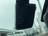 前方ドライブレコーダーを装備しており、走行中の映像をしっかり記録します。万が一の際の状況確認に役立つ安心装備です。
