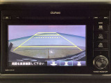 【バックカメラ】運転が苦手な方も車庫入れラクラクです!ギアをリバースに入れれば自動的に切り換わりますので、面倒な操作は不要です♪狭い駐車場もお車を傷つけず安心ですね!
