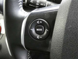 【ステアリングスイッチ】ステアリングから手を伸ばさなくても簡単にオーディオコントロールできますので、安全ですね。