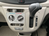 ダッシュにシフトレバーが配置され足元が広く使いやすいです。