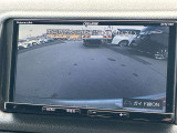 【バックモニター】後方の障害物や歩行者を確認できるバックモニター。狭い駐車場や混雑した場所でも安心して車を操作できます。