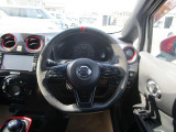 ステアリングスイッチがついています。オーディオの操作が手元でできるので便利で安心ですね♪