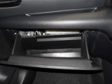 車検証などの収納に便利なグローブボックスです。