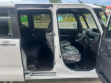 運転席はくつろぎのプライベート空間! 車内をクリーニングしてお待ちしております!