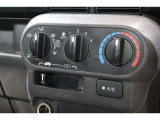 マニュアルエアコンのお車です!直感的な操作で車内の温度を調節することができます!
