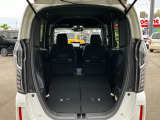 リア席を倒せば広々とした空間の出来上がり、荷物がたくさん載せられますよ。