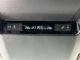 【Wエアコン】運転席と助手席それぞれで温度設定が可能なWオートエアコンを装備。乗る人それぞれの好みに合わせて、快適な室内環境を保ちます。