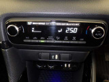 オートエアコン付きなので一度、気温を設定すれば自動的に過ごし易い温度に調整してくれますよ。 車内をいつでも快適空間にしてくれます。