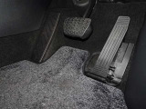運転席アクセル・ブレーキペダル