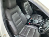 運転席側の電動シートがあり前後上下だけでなく背中側のランバーサポートも調節が出来ます。