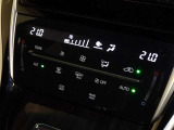 左右独立で温度コントロールができるオートエアコンを装備しています。