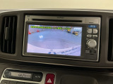 リバースギアに入れるだけで後方の表示へ切り替わります。夜間や雨の日の駐車も楽になりますよ。