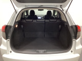 ラゲッジも広く使いやすいトランクは、開口部も広く荷物の積み下ろしもしやすいお車となっております。リアシートの背もたれは6:4の割合で分割して可倒できるので、長いお荷物などを載せることもできます。