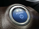ポケットや鞄から出さずにエンジンスタートができる便利なプッシュスタート。ブレーキを踏みながらパワースイッチを押すだけで、エンジンが始動します