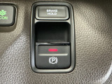 パーキングブレーキはスマートな電子制御式と合わせて渋滞時等にブレーキペダルから足を離しても停車状態を保持してくれるオートブレーキホールド機能で運転が楽になります。スタートはアクセルペダルを踏むだけ