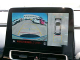 全周囲モニター付きですので、上から見たような映像も確認できます。(補助装置になりますので、目視でもご確認ください)