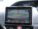 ガイド線付きの鮮明な映像により、苦手なバック駐車もスムーズにこなせます。Clear rear view with guidelines makes parking easy and simple.