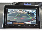 バックガイドモニター付き。車両後方の映像をナビ画面に表示し、駐車などの後退操作をサポートします。