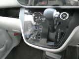 キビキビとした走りと優れた燃費を両立した、日産自慢のCVTは操作のし易いインパネシフトを採用しております♪