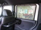 リア席は同乗者の足元空間をしっかりキープ♪十分な高さで広々空間☆シートバックテーブル&ロールサンシェイドも装備♪♪♪お子様のおやつ&お昼寝タイムに貢献してくれる嬉しい装備が充実♪