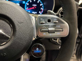 ステアリングシフトが装備されております。ステアリングから手を離さずにシフトチェンジができます。マニュアルモードをご選択頂くことにより、よりアグレッシブな走行が可能となります。