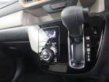 オートエアコン付きなので一度、温度を設定すれば自動的に過ごし易い温度に調整してくれますよ。車内をいつでも快適空間にしてくれます。