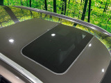 【サンルーフ】開放感たっぷりの希少装備、サンルーフが装着されています!車内に明かりを取り入れたり景色を楽しむ以外にも、車内の空気も簡単に換気できて快適です!