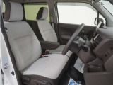 運転席のスペースはゆったりしていて、視界も広く確保されているので普段の運転からロングドライブまで快適です。