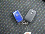 ハンズフリーで操作ができるインテリジェントキーです。キーがポケットやカバンの中でもドアのリクエストスイッチで開閉などの操作ができます。スペアーキー有り。