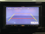 バックでの車庫入れも安心です! リアカメラが付いているバックモニター付のナビ(社外品)を装備しております。操作線もついており距離感も画面から確認できます。