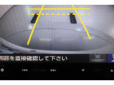 バックをするとき自動でリアの様子が映る『リアカメラ』付き!ナビ画面で確認しながらバックができ、ガイドラインで距離感がつかめるので後ろの壁も安心ですね。でも、周りへの目視も忘れないでくださいね!