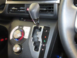 誤操作の少ないゲート式シフトレバーを装備しております。