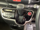自然に手が届き、操作性の良いインパネシフトに、パーキングブレーキは、フットブレーキタイプなので、運転席と助手席の間はすっきりしています。