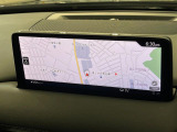 【8.8インチマツダコネクト】車内の雰囲気にマッチした大型のディスプレイ。スマホ接続でのナビ使用やBluetooth再生等、様々な機能が楽しめます。直感的なダイヤル操作が可能で、使い勝手も良好です。