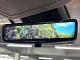 【デジタルインナーミラー】後席の大きな荷物や同乗者で後方が確認しづらい時でも安心!カメラが撮影した車両後方の映像をルームミラー内に表示。クリアな視界で状況の確認が可能です!
