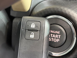 【キーレススタートシステム】カバンやポケットに入れたままでもドアの施錠・解錠が可能なスマートキーを装備。エンジンのオン・オフ時もカギを取り出す必要が無いからとっても便利です♪