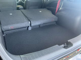 後席シートを倒すことで広々とした荷室になります。