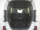2列目シートを倒すことで、大変広いラゲッジスペースとなります。大きな荷物を積んだりと様々な用途にご利用いただけます。