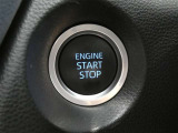 【プッシュスタート】スマートキーを携帯して、ブレーキを踏みながらスタートスイッチを押すだけでエンジンがかけられます。