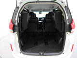 リヤシートを畳むと荷室がさらに広くなります。