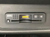 ハンドルの右下にETCがついています。高速道路の料金所の通過も楽々です!。 カードの取り出しもしやすい場所についています。