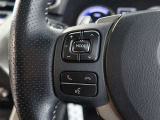 ステアリングスイッチ付き。前方から目を離すことなく操作することが可能です。