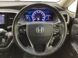 ハンドルにHondaセンシング系のクルーズコントロールやレーンキープアシストなどのスイッチと、オーディオの操作スイッチが装備されています。ハンドルから手を離さず安全に操作できます。
