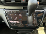 オートエアコンでパネルタッチするだけで操作が可能です(^^)☆AUTOにすれば簡単に車内の空調を快適に調整してくれます♪嬉しいシートヒーター付き(^^)