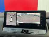 【アラウンドビューモニター】上空から見下ろしているかのような映像を映し出して周囲を確認し、スムーズな駐車をアシスト。状況に応じてルームミラーの大型モニター表示の切り替えができます音符